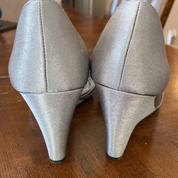 WOMEN’S Nina gray wedges size 8M rhinestones satin - Picture 4 of 11